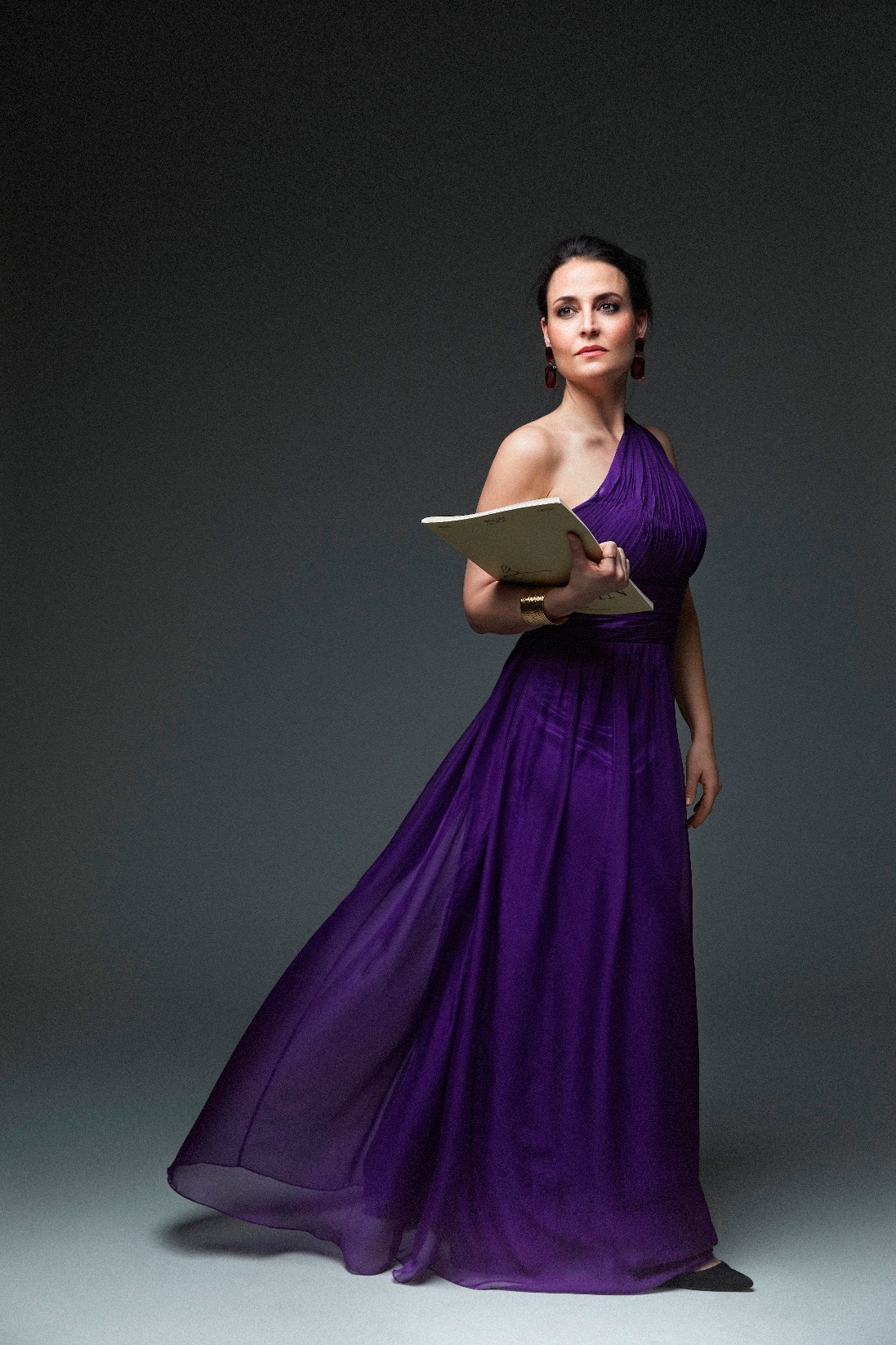 Fejes Krisztina lila ruhás fotó, pianist