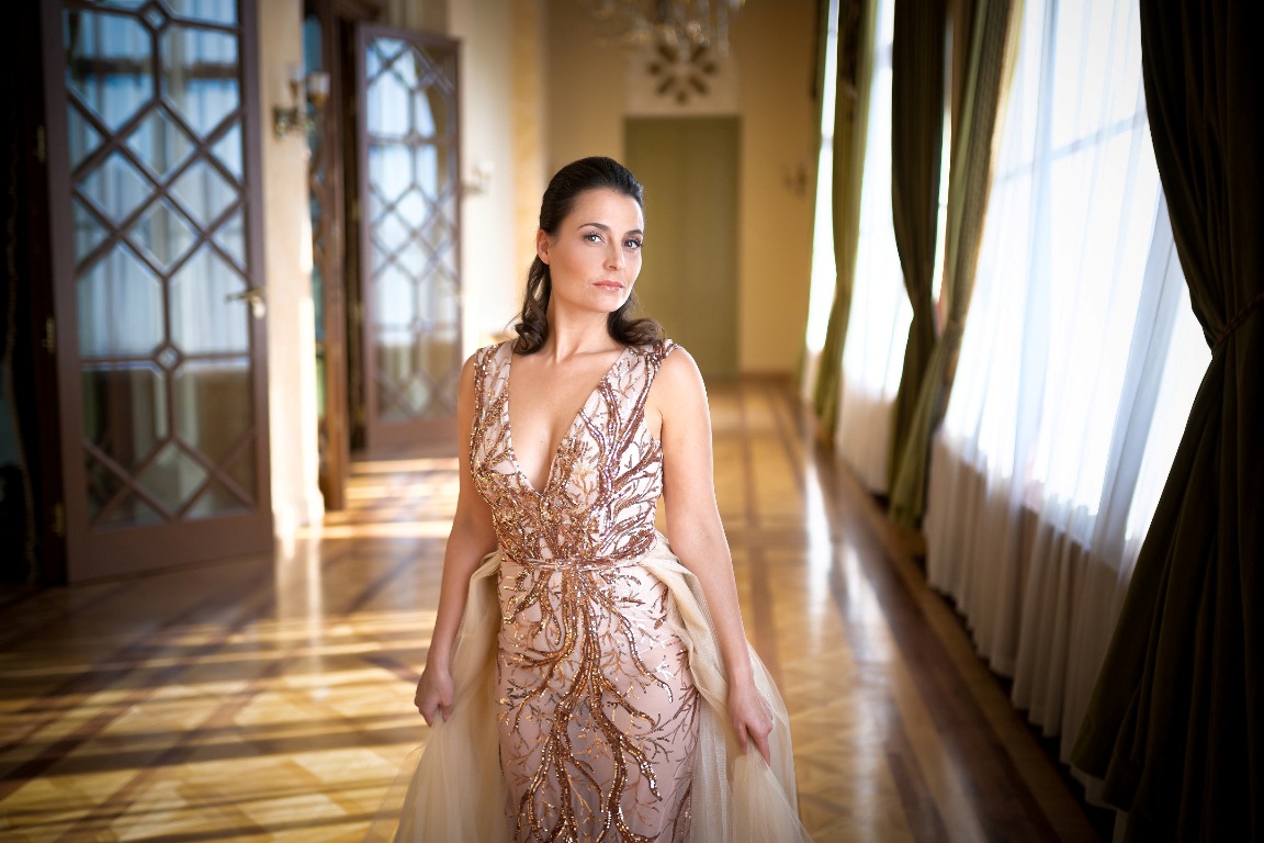 %label.img_fejes-krisztina-golden-dress-pesti-vigado_alt%